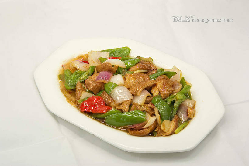 内脏,无人,横图,俯视,室内,特写,白天,烹饪,中餐,蔬菜,餐具,阴影,灰色背景,新鲜,反射,碟子,盘,影子,青椒,肉,料理,食品,猪肉,青椒炒猪肚,猪肚,菜肴,美食,肉类,食物,盘子,碟,中式,摄影,佳肴,有机食品,绿色食品,影棚,肉食,大椒,豚肉,菜椒,肚子,甜椒,柿子椒,灯笼椒,彩图,高角度拍摄,影棚拍摄,拍摄,shwf1