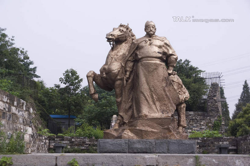 东方人,一个人,无人,站,横图,室外,白天,仰视,民族服装,旅游,度假,名胜古迹,植物,楼梯,标志建筑,地标,建筑,马,野生动物,雕塑,南京,中国,亚洲,仅一个男性,仅一个人,仅一个中年男性,阴影,遗迹,艺术,装饰,光线,雕刻,雕像,影子,阶梯,注视,黄种人,古迹,文物,娱乐,建设,古建筑,江苏,一匹,台阶,树,树木,蓝色,绿色,蓝天,天空,阳光,自然,动物,工艺品,天,观察,看,站着,享受,休闲,旅游胜地,放松,运输,牲畜,生长,晴朗,成长,观看,纪念,狮子山,皇帝,朱元璋,美术,权威,察看,高贵,关注,主题,陈列,古文明,东亚,鼓楼,江苏省,南京市,万里无云,中华人民共和国,华东地区,苏,省会,功能,美学,权力,统治,权势,军事家,政治家,天子,九五之尊,圣上,统治者,陛下,官家,势力,男人,男性,中年男性,亚洲人,石头城,晴空,晴空万里,站立,彩图,低角度拍摄,全身,传统服装,民俗服,铜雕,朱重八,兴宗,国瑞,鼓楼区,卢龙山,shwf1