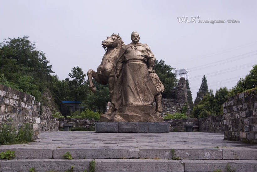 东方人,一个人,无人,站,横图,室外,白天,仰视,民族服装,旅游,度假,名胜古迹,植物,楼梯,标志建筑,地标,建筑,马,野生动物,雕塑,南京,中国,亚洲,仅一个男性,仅一个人,仅一个中年男性,阴影,遗迹,艺术,装饰,光线,雕刻,雕像,影子,阶梯,注视,黄种人,古迹,文物,娱乐,建设,古建筑,江苏,一匹,台阶,树,树木,蓝色,绿色,蓝天,天空,阳光,自然,动物,工艺品,天,观察,看,站着,享受,休闲,旅游胜地,放松,运输,牲畜,生长,晴朗,成长,观看,纪念,狮子山,皇帝,朱元璋,美术,权威,察看,高贵,关注,主题,陈列,古文明,东亚,鼓楼,江苏省,南京市,万里无云,中华人民共和国,华东地区,苏,省会,功能,美学,权力,统治,权势,军事家,政治家,天子,九五之尊,圣上,统治者,陛下,官家,势力,男人,男性,中年男性,亚洲人,石头城,晴空,晴空万里,站立,彩图,低角度拍摄,全身,传统服装,民俗服,铜雕,朱重八,兴宗,国瑞,鼓楼区,卢龙山,shwf1