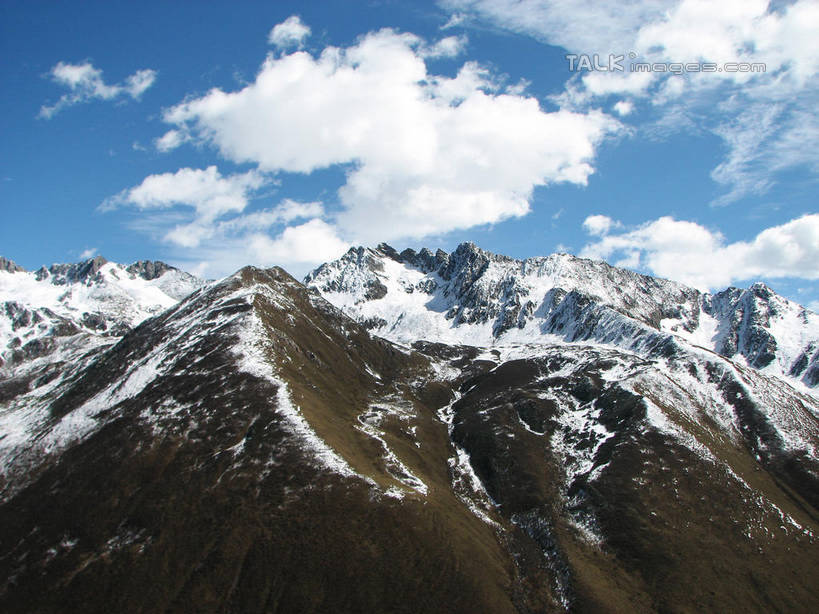 无人,横图,俯视,航拍,室外,白天,旅游,度假,石头,美景,山,山脉,峡谷,雪,雪山,大雪,中国,亚洲,阴影,光线,纹路,石子,纹理,影子,冰,积雪,景观,山峰,雪景,云,云朵,冬季,冬天,山谷,山峦,云彩,娱乐,蓝色,白云,蓝天,天空,阳光,自然,群山,天,享受,休闲,景色,放松,寒冷,北川县,四川省,晴朗,连绵,冰冷,绵延,岩层,鸟瞰,自然风光,山岭,东亚,四川,肌理,中华人民共和国,西南地区,严寒,川,冰凉,酷寒,凛冽,凛凛,极冷,绵阳,绵阳市,联贯,石块,岩石,晴空,彩图,高角度拍摄,北川羌族自治县,shwf1