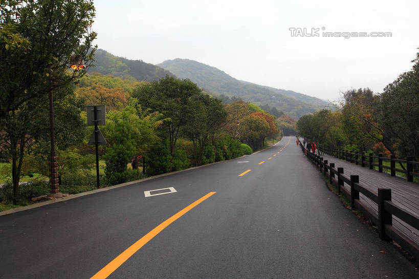 无人,栏杆,横图,室外,白天,正面,旅游,度假,草地,草坪,美景,山,山脉,树林,植物,道路,路,公路,中国,亚洲,景观,山峰,围栏,分界线,停车线,交通,山峦,娱乐,浙江,护栏,草,树,树木,浙江省,绿色,天空,自然,群山,天,享受,休闲,景色,放松,生长,成长,车行道,车行道分界线,自然风光,标线,东亚,车行线,普陀区,普陀山,中华人民共和国,华东地区,浙,舟山,舟山市,马路,彩图,海天佛国,shwf1