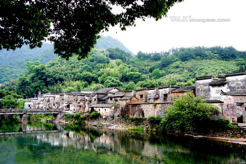 无人,家,栏杆,横图,室外,白天,正面,旅游,度假,草地,草坪,河流,石头,美景,山,山脉,树林,水,植物,中国,亚洲,许多,阴影,光线,石子,瓦片,影子,房屋,屋顶,屋檐,屋子,河水,景观,山峰,水流,天桥,围栏,桥,山峦,顶棚,娱乐,江西,婺源,护栏,楼房,檐,民居,斑驳,民宅,住宅,草,树,树木,排列,绿色,倒影,天空,阳光,自然,群山,天,享受,休闲,景色,放松,生长,成长,人行桥,波光粼粼,倒映,队列,自然风光,古旧,老旧,东亚,江西省,中华人民共和国,华东地区,赣,上饶,上饶市,班驳,反照,石块,彩图,房子,tascy1