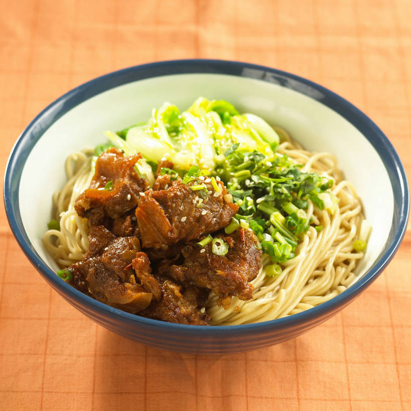 面食,面条,无人,方图,俯视,室内,特写,白天,烹饪,中餐,餐桌,桌子,蔬菜,阴影,新鲜,反射,布料,影子,葱,青菜,青葱,调味,面,肉,香料,佐料,牛肉,料理,食品,布纹,菜肴,美食,肉类,桌布,食物,餐巾,台布,中式,佳肴,牛肉面,有机食品,绿色食品,餐台,中华料理,配料,小白菜,肉食,作料,不结球白菜,餐桌布,彩图,高角度拍摄,牛肉拉面,shjb1