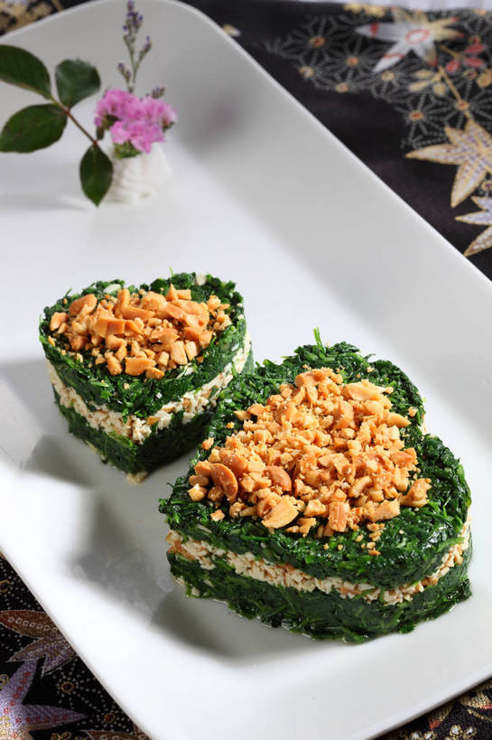 豆腐,无人,竖图,俯视,室内,特写,白天,爱情,烹饪,中餐,餐桌,桌子,蔬菜,餐具,爱心,新鲜,装饰,盛开,布料,碟子,盘,陶瓷,料理,食品,陶瓷制品,浪漫,花蕾,布纹,豆腐干,冷盘,菜肴,美食,桌布,花,花瓣,花朵,鲜花,食物,一个,白色,盘子,餐巾,碟,台布,花苞,花蕊,温暖,温馨,心形,中式,恩爱,冷菜,凉菜,佳肴,有机食品,绿色食品,单个,餐台,中华料理,豆干,华丽,修饰,点缀,和睦,豆制品,马兰,衬托,美观,雅致,雅观,心型,餐桌布,彩图,高角度拍摄,干子,素火腿,红梗菜,鸡儿菜,马莱,马兰头,马郎头,融洽,shjb1,豆干马兰头,马兰头拌豆干