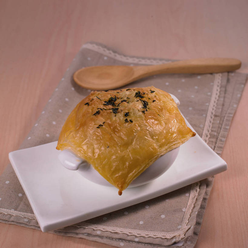 无人,横图,俯视,室内,特写,白天,烹饪,西餐,餐桌,桌子,餐具,木制,碟子,盘,勺子,陶瓷,汤,料理,食品,陶瓷制品,菜肴,美食,食物,三个,黄色,盘子,餐巾,木制品,容器,调羹,碟,汤匙,碗,西式,佳肴,餐台,储藏,储存,羹汤,保洁方巾,口布,彩图,高角度拍摄,贮存,shjb1,酥皮汤