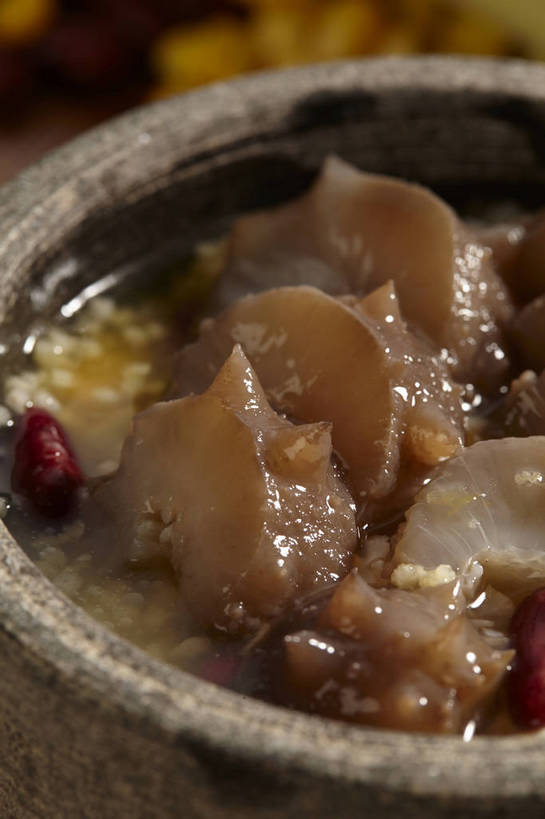 海鲜,无人,竖图,俯视,室内,特写,白天,烹饪,中餐,餐桌,桌子,餐具,厨具,切开,碟子,锅子,盘,石锅,汤,料理,食品,锅,水产,菜肴,美食,海洋生物,食物,两个,盘子,碟,切,中式,枣,红枣,佳肴,有机食品,餐台,锅具,中华料理,海参,水生动物,海产品,枣子,水生物,棘皮动物,剖面,海底动物,烹饪用具,切面,大枣,烹调用具,烹调,彩图,高角度拍摄,海参汤,shjb1