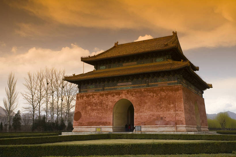 横图,彩色,室外,白天,旅游,雕塑,北京,十三陵,中国,亚洲,行人,游客,游人,节日,装饰,雕刻,雕像,屋顶,文化遗产,纪念碑,首都,瓦,顶,历史,文化,路人,旅客,树,古代,红色,祈祷,健康,许愿,摄影,宗教,信仰,纪念,祈求,砖瓦,权威,高贵,文明,中国文化,东亚,中华人民共和国,北京市,京,北平,华北地区,权力,权势,昌平区,古远,势力,过客,明十三陵,天寿山,平安,旅游者,彩图,旅行,传统文化,红,昌平,明陵,bj174