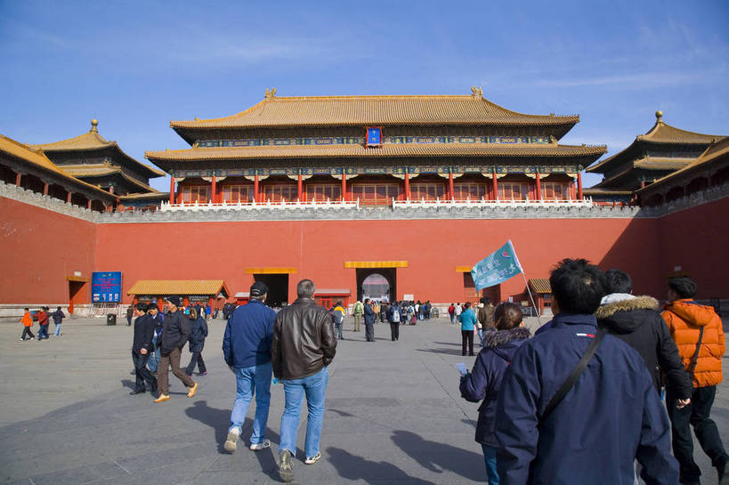 故宫,宫殿,横图,彩色,室外,白天,旅游,建材,建筑,雕塑,北京,中国,亚洲,行人,游客,游人,艺术,装饰,龙,雕刻,雕像,瓦片,墙,屋顶,文化遗产,艺术品,首都,瓦,顶,路人,旅客,建筑物,蓝色,工艺品,紫禁城,橙色,摄影,建造,纪念,严肃,美术,蓝,权威,高贵,中国文化,主题,陈列,建筑材料,东亚,屋瓦,中华人民共和国,功能,美学,权力,威严,权势,势力,尊严,过客,旅游者,橙,彩图,旅行,传统文化,屋面瓦,bj174