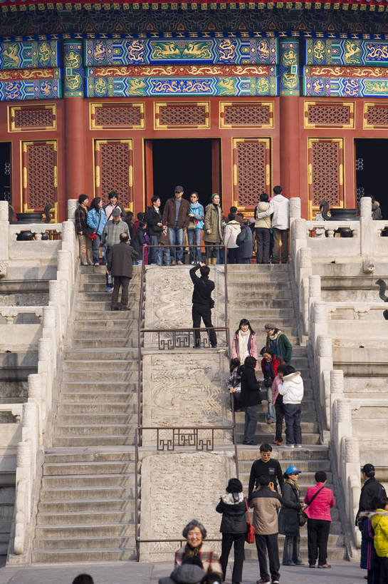 人群,天坛,寺庙,竖图,彩色,室外,特写,白天,旅游,度假,名胜古迹,楼梯,标志建筑,地标,建筑,雕塑,北京,中国,亚洲,局部,遗迹,艺术,装饰,雕刻,雕像,浮雕,屋顶,文化遗产,艺术品,首都,瓦,顶,古迹,历史,文物,娱乐,建设,古建筑,建筑物,古代,天空,工艺品,一群人,享受,休闲,旅游胜地,放松,精神,摄影,宗教,纪念,砖瓦,美术,神圣,中国文化,主题,陈列,古文明,东亚,首府,中华人民共和国,功能,美学,古远,彩图,旅行,庙,寺,传统文化,bj174
