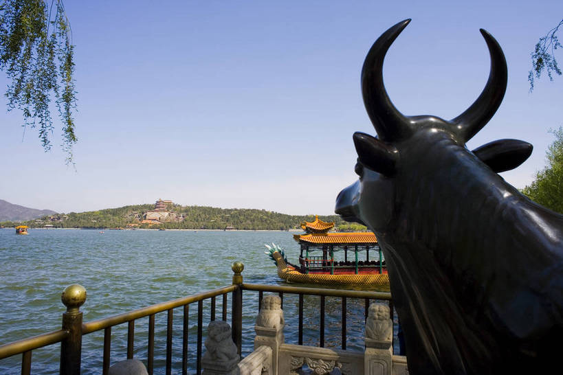 公园,颐和园,寺庙,宫殿,横图,彩色,室外,白天,旅游,湖,建筑,雕塑,北京,中国,亚洲,清澈,神话,龙,雕刻,雕像,塑像,亭子,文化遗产,首都,历史,铜牛,建筑物,树,古代,蓝色,天空,休闲,摄影,活动,严肃,明亮,蓝,权威,权利,文明,中国文化,东亚,海淀区,万寿山,昆明湖,首府,中华人民共和国,北京市,京,北平,华北地区,权力,威严,权势,皇家园林,古远,空闲,明澈,清彻,清亮,清漪园,势力,尊严,彩图,旅行,庙,寺,传统文化,bj174