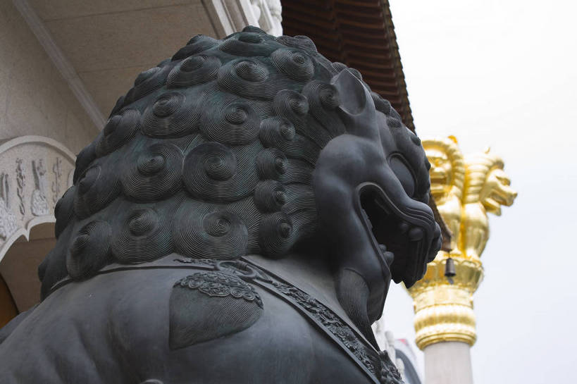 横图,彩色,室外,白天,度假,石头,美景,门,城市风光,城市,建筑,狮子,上海,中国,亚洲,木制,屋顶,景观,交通,娱乐,木制品,享受,休闲,景色,放松,摄影,东亚,中华人民共和国,旅行,目的地,庙,bj174