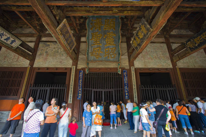横图,彩色,旅游,建筑,中国,亚洲,彩绘,雕刻,书法,木,许多人,历史,传统,木刻,殿堂,古代,一群人,摄影,祠堂,园林,东亚,山西,山西省,中华人民共和国,华北地区,省会,太原,太原市,晋,朝代,古远,金庙,彩图,旅行,目的地,房子,庙,晋祠,晋王祠,唐叔虞祠,北魏,魏朝,圣母殿,bj174