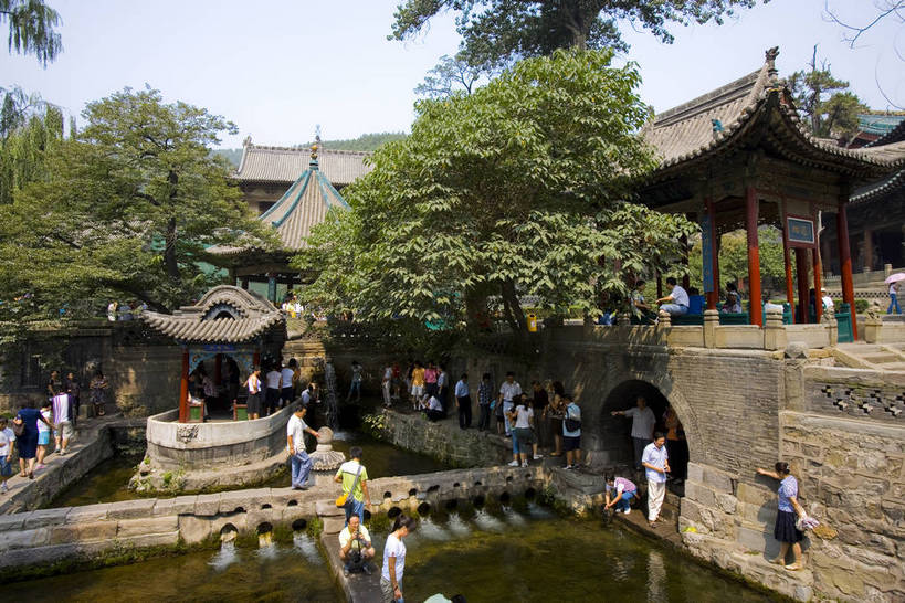 横图,彩色,旅游,建筑,喷泉,中国,亚洲,雕刻,楼阁,池塘,木,许多人,历史,传统,木刻,树木,古代,湖水,一群人,摄影,祠堂,园林,东亚,山西省,砖雕,中华人民共和国,朝代,古远,金庙,彩图,旅行,目的地,房子,庙,亭台,晋祠,北魏,魏朝,bj174