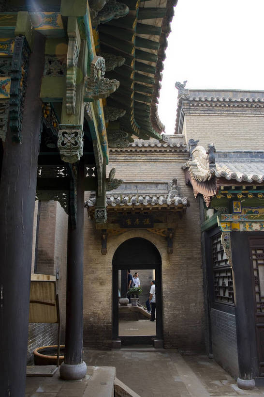 竖图,彩色,室外,白天,旅游,建筑,中国,亚洲,木制,彩绘,灯笼,瓦片,庭院,屋顶,文化遗产,古城,历史,红灯笼,木刻,民居,古代,木制品,摄影,天井,中国文化,东亚,山西,山西省,清朝,砖雕,中华人民共和国,华北地区,晋,晋中,晋中市,古远,古代文明,乔家大院,彩图,旅行,目的地,传统文化,祁县,祁县民俗博物馆,bj174