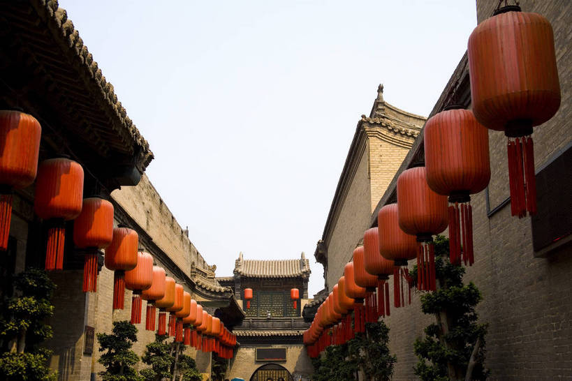 横图,彩色,室外,白天,旅游,建筑,中国,亚洲,木制,彩绘,灯笼,瓦片,庭院,屋顶,文化遗产,古城,盆景,历史,红灯笼,木刻,民居,古代,木制品,摄影,天井,中国文化,东亚,山西,山西省,清朝,砖雕,中华人民共和国,华北地区,晋,晋中,晋中市,古远,古代文明,乔家大院,彩图,旅行,目的地,传统文化,祁县,祁县民俗博物馆,bj174