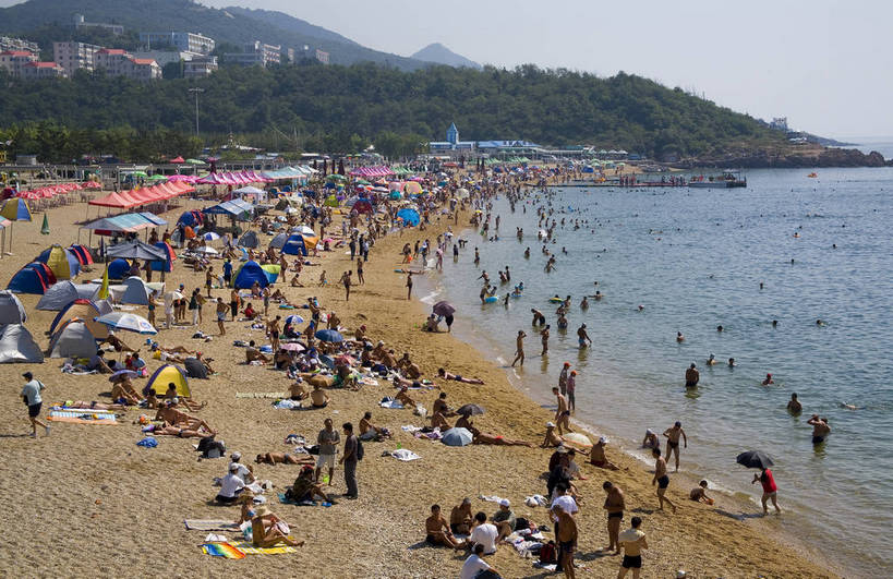 游泳,人群,横图,室外,白天,旅游,度假,沙滩,城市风光,城市,建筑,路,摩天大楼,大连,中国,亚洲,游客,帐篷,遮阳伞,海边,娱乐,现代化,享受,休闲,旅游胜地,摩天大厦,放松,游泳衣,摄影,东亚,辽宁,中华人民共和国,海滨浴场,海,旅游者,彩图,海滨城市,bj174