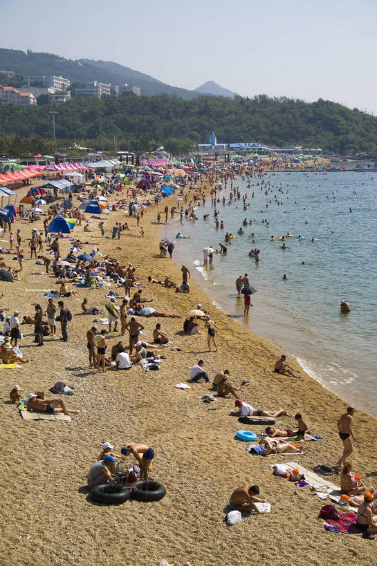 游泳,人群,竖图,室外,白天,旅游,度假,沙滩,城市风光,城市,建筑,路,摩天大楼,大连,中国,亚洲,游客,帐篷,遮阳伞,海边,娱乐,现代化,享受,休闲,旅游胜地,摩天大厦,放松,游泳衣,摄影,东亚,辽宁,中华人民共和国,海滨浴场,海,旅游者,彩图,海滨城市,bj174
