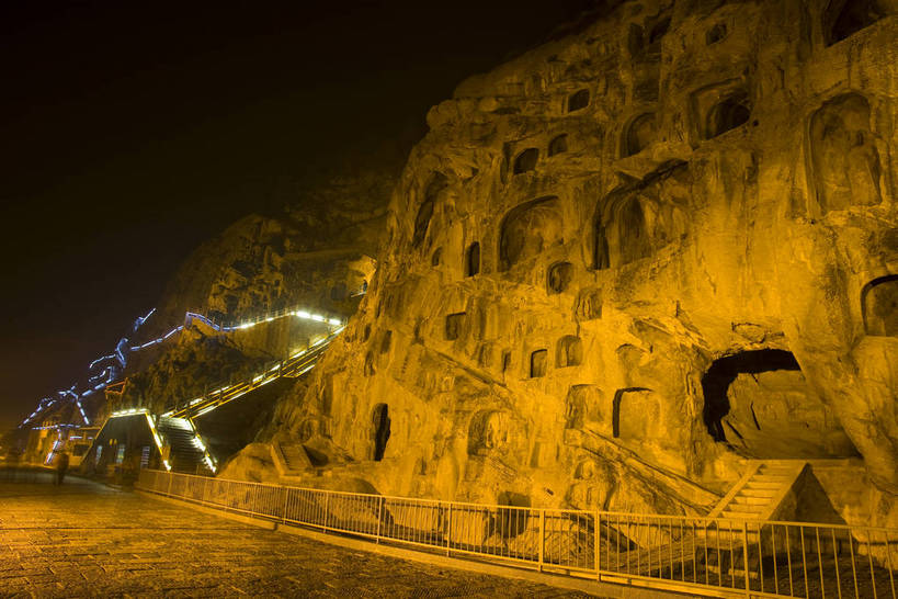 横图,彩色,室外,旅游,度假,名胜古迹,标志建筑,地标,建筑,夜景,龙门石窟,中国,亚洲,节日,遗迹,雕像,塑像,文化遗产,灯光,古迹,历史,文化,文物,娱乐,建设,佛,古建筑,建筑物,古代,祈祷,享受,休闲,健康,旅游胜地,放松,许愿,摄影,宗教,洞穴,佛教,信仰,纪念,祈求,文明,中国文化,石窟,古文明,东亚,龙门,中华人民共和国,河南省,洛阳,释教,古远,平安,彩图,旅行,传统文化,bj174
