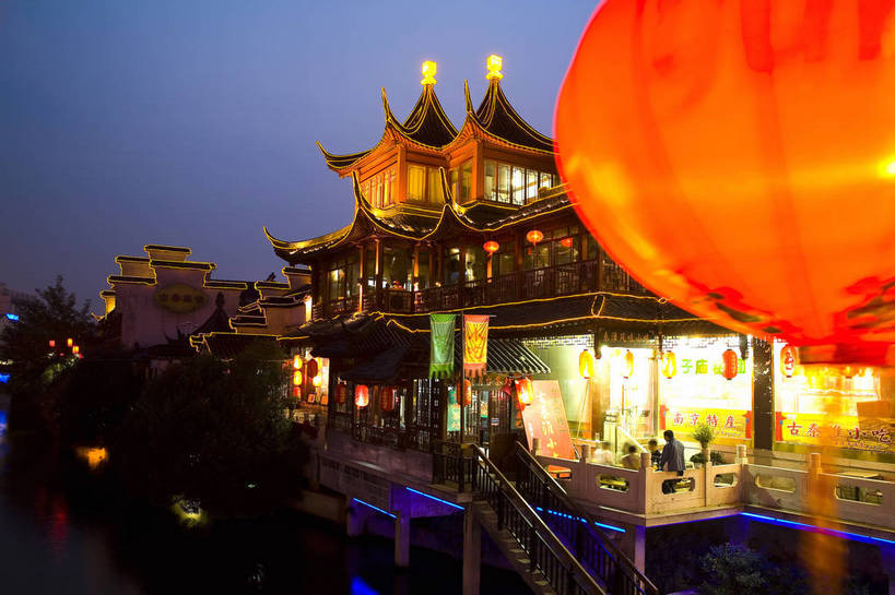 横图,彩色,室外,夜晚,旅游,度假,名胜古迹,门,标志建筑,地标,建筑,照明,雕塑,南京,中国,亚洲,行人,游客,游人,遗迹,艺术,装饰,灯笼,雕刻,雕像,图片,纸灯笼,柱子,大门,楼阁,亭子,文化遗产,灯光,古迹,历史,文物,娱乐,建设,古建筑,江苏,路人,旅客,古代,工艺品,灯具,享受,休闲,闪耀,旅游胜地,放松,摄影,古代建筑,纪念,夫子庙,照亮,美术,珍贵,闪烁,照明设备,中国文化,主题,陈列,灯火通明,古文明,东亚,江苏省,南京市,中华人民共和国,华东地区,苏,省会,功能,美学,闪动,闪灼,古远,古代文明,过客,南京夫子庙,石头城,彩图,旅行,传统文化,飞檐,得月台,bj174