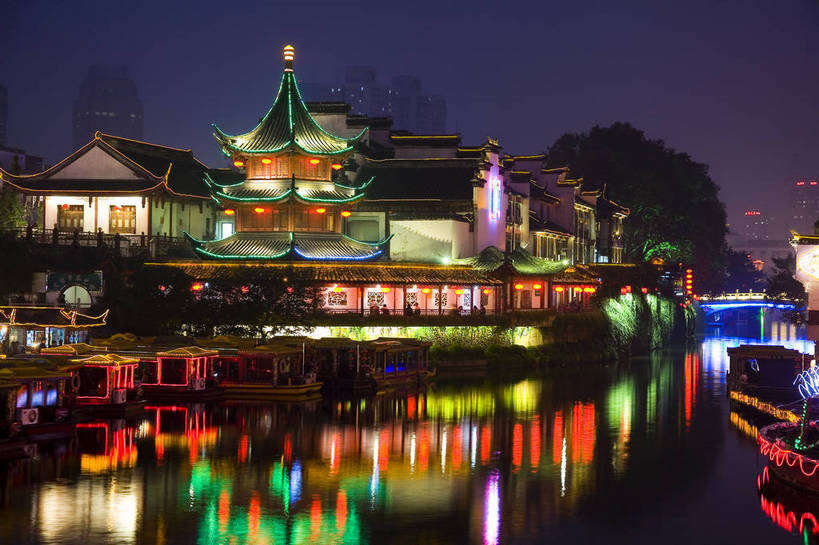 横图,彩色,室外,夜晚,旅游,度假,名胜古迹,门,标志建筑,地标,建筑,雕塑,南京,中国,亚洲,行人,游客,游人,遗迹,艺术,装饰,雕刻,雕像,图片,柱子,大门,楼阁,亭子,文化遗产,灯光,古迹,历史,文物,娱乐,建设,古建筑,江苏,路人,旅客,古代,工艺品,享受,休闲,闪耀,旅游胜地,放松,摄影,古代建筑,纪念,夫子庙,美术,珍贵,闪烁,中国文化,主题,陈列,灯火通明,古文明,东亚,江苏省,南京市,中华人民共和国,华东地区,苏,省会,功能,美学,闪动,闪灼,古远,古代文明,过客,南京夫子庙,石头城,彩图,旅行,传统文化,飞檐,得月台,bj174
