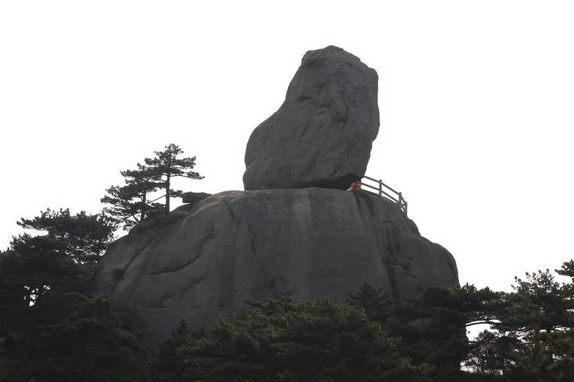 横图,彩色,室外,白天,旅游,度假,黄山,名胜古迹,山,天际线,标志建筑,地标,建筑,松树,中国,亚洲,行人,游客,游人,遗迹,图片,高山,文化遗产,古迹,文物,娱乐,建设,古建筑,路人,旅客,树,天空,享受,休闲,旅游胜地,放松,摄影,中国文化,自然风光,古文明,东亚,安徽省,中华人民共和国,过客,自然景观,彩图,旅行,飞来石,bj174