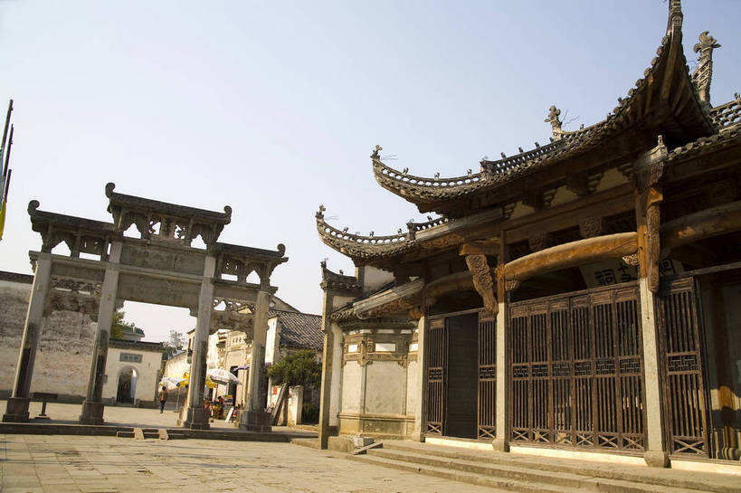 横图,彩色,室外,白天,旅游,黄山,标志建筑,地标,建筑,中国,亚洲,风俗,民俗,雕刻,浮雕,图片,房屋,楼阁,屋子,文化遗产,建筑群,楼群,古典,历史,建设,传统,楼房,民居,古代,旅游胜地,摄影,人文景观,中国文化,东亚,安徽,安徽省,黄山市,歙县,江西省,中华人民共和国,华东地区,皖,古远,棠樾村,彩图,旅行,房子,架空,郑村镇,bj174