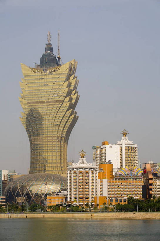 码头,竖图,彩色,室外,白天,旅游,度假,美景,名胜古迹,城市风光,标志建筑,城市,地标,建筑,澳门,中国,亚洲,游客,繁华,遗迹,图片,景观,古迹,文物,娱乐,建设,古建筑,现代建筑,葡京酒店,享受,休闲,旅游胜地,景色,放松,竖,赌场,摄影,海滨,中国文化,古文明,东亚,港澳台,中华人民共和国,澳门特别行政区,澳,繁荣,发达,澳门半岛,彩图,旅行,葡京娱乐场,苏亚利斯博士大马路,富丽堂皇,澳门新葡京酒店,新葡京酒店,bj174