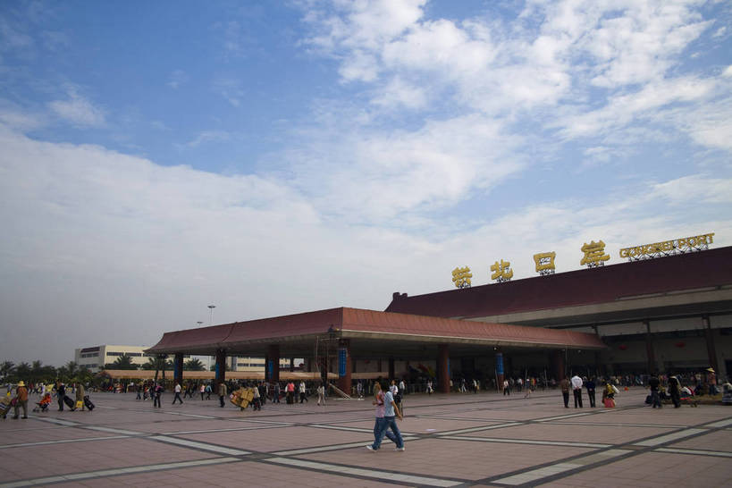 广场,横图,彩色,室外,白天,旅游,度假,美景,城市风光,城市,建筑,中国,亚洲,行人,检查,景观,交通,娱乐,现代,现代建筑,旅客,享受,休闲,广阔,景色,放松,摄影,流动,通过,文明,安检,参观,东亚,广东,珠海,广东省,中华人民共和国,华南地区,粤,威严,珠海市,交流,彩图,观光,旅行,口岸,珠海香洲,香洲区,香洲,海关,拱北口岸,珠海拱北口岸联检大楼,bj174
