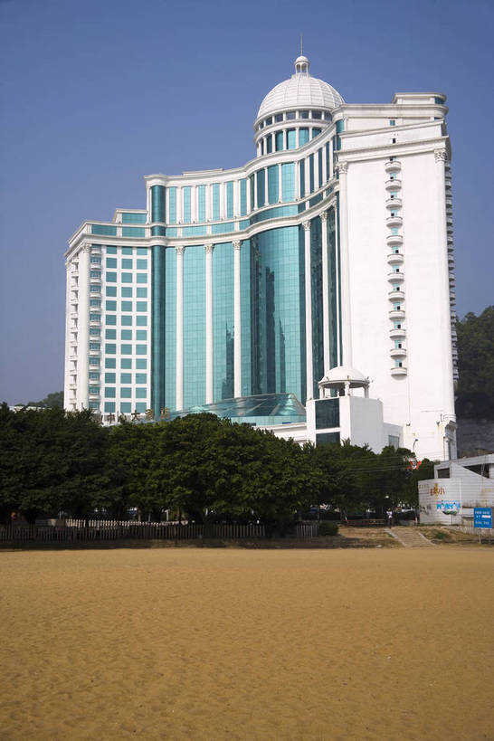 竖图,彩色,室外,白天,旅游,度假,美景,城市风光,城市,大厦,建筑,酒店,中国,亚洲,景观,交通,娱乐,现代,传统,特色,绿地,天,享受,休闲,景色,放松,竖,运输,摄影,经济,居住,矗立,文明,特殊,耸立,参观,国际会议中心,东亚,发展,珠海,广东省,中华人民共和国,挺立,珠海市,繁荣,进步,发达,特别,交流,彩图,观光,旅行,高楼,居住区,bj174