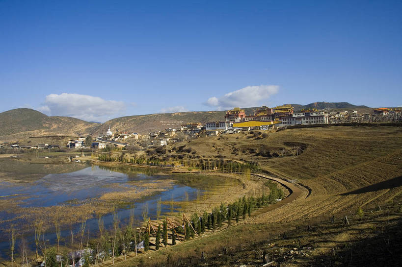 横图,彩色,室外,白天,旅游,湖,标志建筑,地标,建筑,香格里拉,中国,亚洲,民俗,湖畔,景观,文化遗产,古城,建筑群,古典,建设,迪庆,云南,民居,特色,古镇,远景,景色,摄影,人文景观,中国文化,东亚,松赞林寺,中华人民共和国,民族建筑,古代文明,旅行,传统文化,bj174