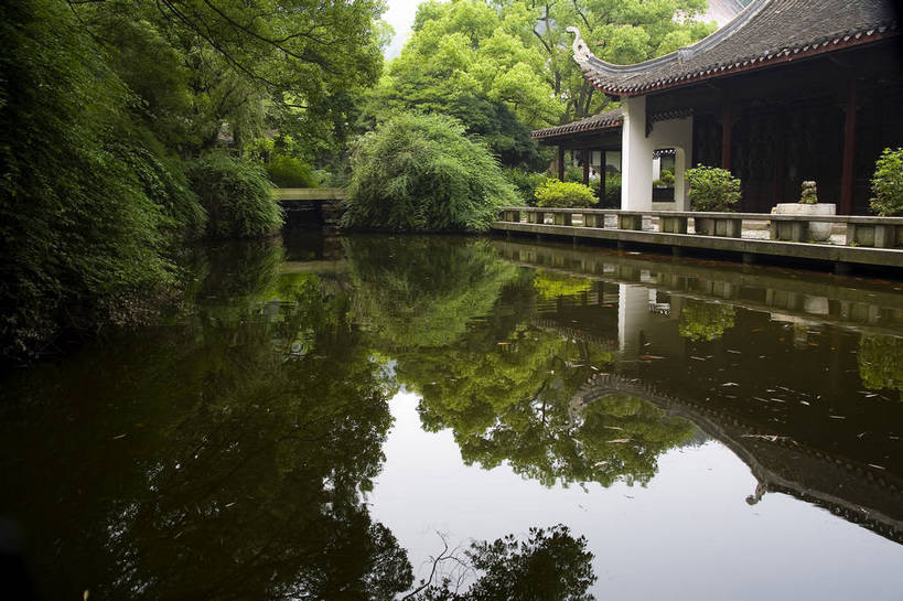 横图,彩色,室外,白天,旅游,度假,名胜古迹,标志建筑,地标,建筑,中国,亚洲,遗迹,图片,庭院,水池,文化遗产,建筑群,古典,古迹,文物,娱乐,建设,古建筑,台阶,树木,享受,休闲,旅游胜地,放松,摄影,文明,中国文化,古文明,东亚,湖南,湖南省,中华人民共和国,省会,华中地区,长沙,长沙市,湘,幽静,旅行,传统文化,岳麓山,岳麓书院,飞檐,湖南大学,岳麓区,bj174