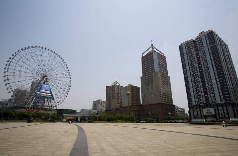 横图,室外,白天,旅游,度假,名胜古迹,城市风光,标志建筑,城市,大厦,道路,地标,建筑,中国,亚洲,遗迹,景观,建筑群,交通,都市,古迹,文物,娱乐,建设,现代,古建筑,现代建筑,享受,休闲,旅游胜地,放松,运输,经济,古文明,东亚,发展,湖南,湖南省,中华人民共和国,省会,华中地区,长沙,长沙市,湘,繁荣,进步,发达,旅行,天心区,贺龙体育场,贺龙体育文化中心,新世纪文化中心,bj174
