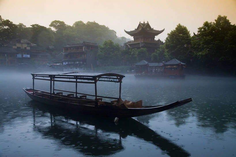 横图,彩色,室外,白天,旅游,度假,名胜古迹,山,雾,标志建筑,地标,建筑,船,中国,亚洲,遗迹,民俗,图片,文化遗产,建筑群,古典,古迹,文物,娱乐,建设,古建筑,民居,游船,树木,古镇,享受,休闲,旅游胜地,薄雾,放松,摄影,美好,文明,中国文化,古文明,东亚,湖南,凤凰镇,中华人民共和国,幽静,江,旅行,传统文化,bj174