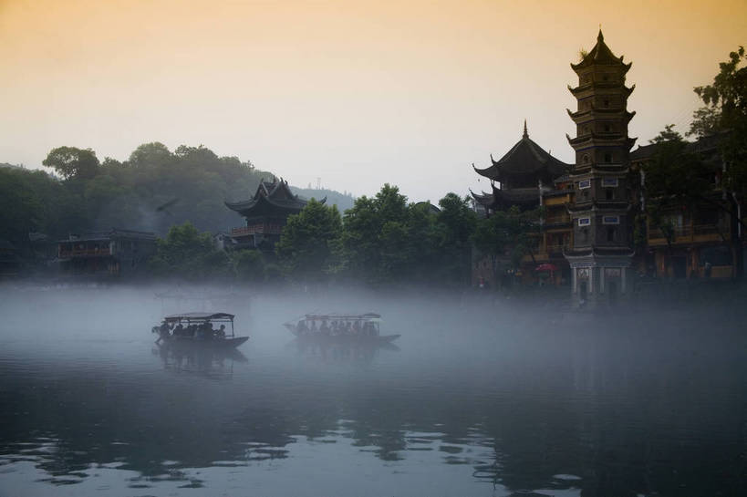 横图,彩色,室外,白天,旅游,度假,名胜古迹,山,雾,标志建筑,地标,建筑,船,中国,亚洲,遗迹,民俗,图片,文化遗产,建筑群,古典,古迹,文物,娱乐,建设,古建筑,民居,游船,树木,古镇,享受,休闲,旅游胜地,薄雾,放松,摄影,美好,文明,中国文化,古文明,东亚,湖南,凤凰镇,中华人民共和国,幽静,江,旅行,传统文化,bj174