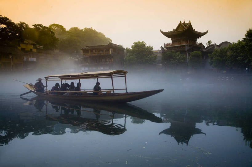 横图,彩色,室外,白天,旅游,度假,名胜古迹,山,雾,标志建筑,地标,建筑,船,中国,亚洲,遗迹,民俗,图片,文化遗产,建筑群,古典,古迹,文物,娱乐,建设,古建筑,民居,游船,树木,古镇,享受,休闲,旅游胜地,薄雾,放松,摄影,美好,文明,中国文化,古文明,东亚,湖南,凤凰镇,中华人民共和国,幽静,江,旅行,传统文化,bj174