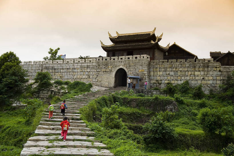 横图,彩色,室外,白天,旅游,度假,名胜古迹,标志建筑,地标,建筑,中国,亚洲,遗迹,民俗,图片,文化遗产,古城,建筑群,古典,古迹,文物,娱乐,建设,古建筑,民居,古镇,享受,休闲,旅游胜地,放松,摄影,美好,文明,中国文化,古文明,东亚,贵州,贵州省,贵阳,中华人民共和国,省会,黔,西南地区,贵阳市,幽静,旅行,传统文化,花溪区,青岩古镇,青岩镇,bj174