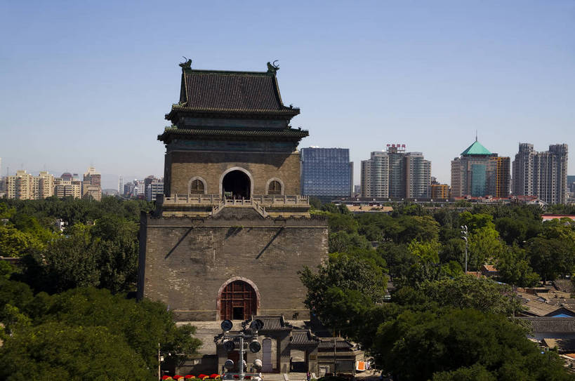 横图,彩色,室外,白天,旅游,度假,美景,名胜古迹,标志建筑,道路,地标,建筑,街道,路,公路,北京,中国,亚洲,遗迹,景观,文化遗产,钟楼,交通,古迹,文物,娱乐,建设,古建筑,享受,休闲,远景,旅游胜地,景色,放松,摄影,古代建筑,中国文化,古文明,东亚,鼓楼,钟鼓楼,中华人民共和国,古代文明,马路,旅行,传统文化,bj174