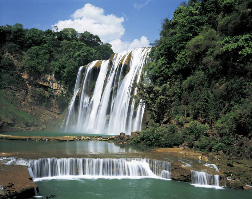横图,彩色,室外,特写,白天,旅游,度假,彩虹,名胜古迹,瀑布,树林,标志建筑,地标,建筑,黄果树瀑布,中国,亚洲,遗迹,壮观,景观,水潭,古迹,文物,娱乐,建设,古建筑,白云,蓝天,自然,享受,休闲,远景,旅游胜地,放松,摄影,人文景观,地理,水雾,古文明,东亚,地貌,贵州,中华人民共和国,旅行,地质,bj174