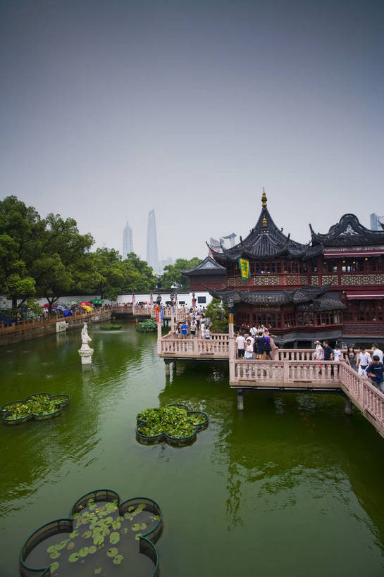 竖图,彩色,室外,白天,旅游,度假,名胜古迹,标志建筑,地标,建筑,上海,中国,亚洲,遗迹,池塘,景观,文化遗产,建筑群,古典,古迹,文物,娱乐,建设,古建筑,历史建筑,地标建筑,豫园,享受,休闲,旅游胜地,放松,竖,摄影,鱼池,回廊,文明,中国文化,古文明,东亚,中华人民共和国,旅行,bj174