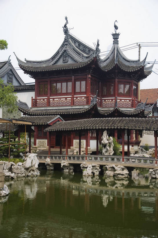 竖图,彩色,室外,白天,旅游,度假,名胜古迹,标志建筑,地标,建筑,上海,中国,亚洲,遗迹,池塘,景观,文化遗产,建筑群,古典,古迹,文物,娱乐,建设,古建筑,历史建筑,豫园,享受,休闲,旅游胜地,放松,竖,摄影,鱼池,文明,中国文化,古文明,东亚,中华人民共和国,旅行,bj174