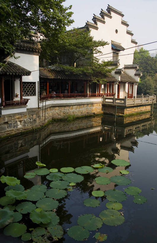 竖图,彩色,室外,白天,旅游,度假,名胜古迹,标志建筑,地标,建筑,上海,中国,亚洲,遗迹,池塘,景观,建筑群,古迹,文物,娱乐,建设,古建筑,虹口区,享受,休闲,旅游胜地,放松,竖,摄影,鱼池,申,古文明,东亚,多伦路,上海市,中华人民共和国,沪,华东地区,旅行,窦乐安路,多伦路文化街,上海多伦路文化名人街,bj174