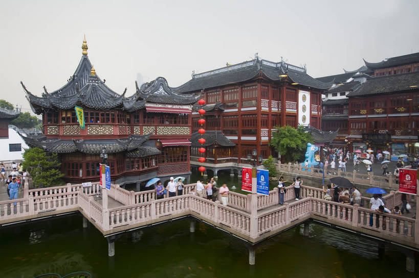 横图,彩色,室外,白天,旅游,度假,名胜古迹,标志建筑,地标,建筑,上海,中国,亚洲,遗迹,池塘,景观,文化遗产,建筑群,走廊,古典,古迹,文物,娱乐,建设,古建筑,历史建筑,豫园,享受,休闲,旅游胜地,放松,摄影,鱼池,回廊,文明,中国文化,古文明,东亚,中华人民共和国,旅行,bj174