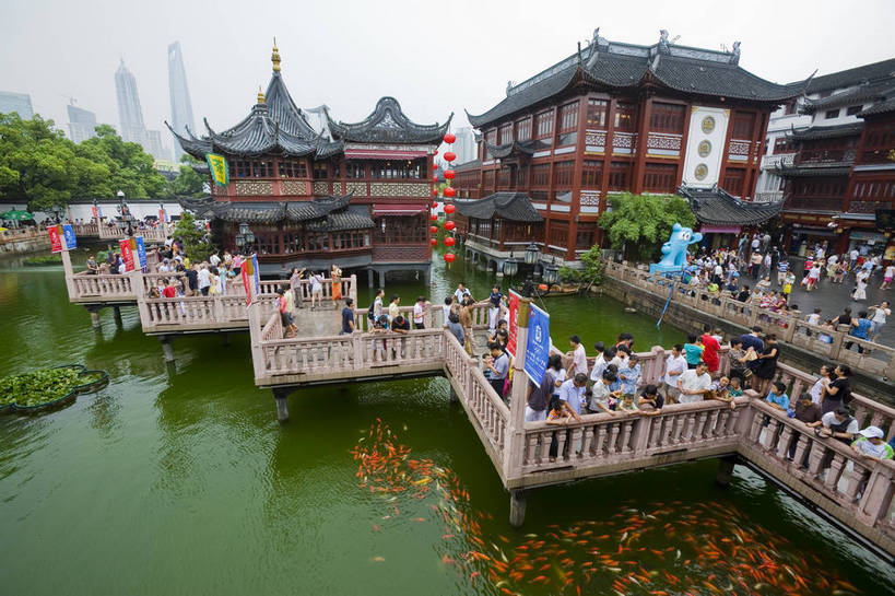 横图,彩色,室外,白天,旅游,度假,名胜古迹,标志建筑,地标,建筑,上海,中国,亚洲,遗迹,池塘,景观,文化遗产,建筑群,走廊,古典,古迹,文物,娱乐,建设,古建筑,历史建筑,豫园,享受,休闲,旅游胜地,放松,摄影,鱼池,回廊,文明,中国文化,古文明,东亚,中华人民共和国,旅行,bj174