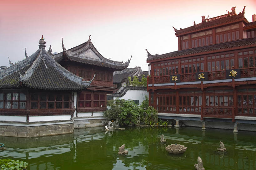 横图,彩色,室外,白天,旅游,度假,名胜古迹,标志建筑,地标,建筑,上海,中国,亚洲,遗迹,池塘,景观,文化遗产,建筑群,走廊,古典,古迹,文物,娱乐,建设,古建筑,历史建筑,豫园,享受,休闲,旅游胜地,放松,摄影,鱼池,回廊,文明,中国文化,古文明,东亚,中华人民共和国,旅行,bj174