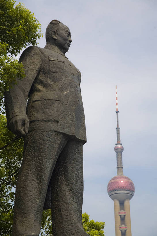 公园,竖图,彩色,室外,白天,雕塑,上海,中国,亚洲,陈毅,雕像,塑像,东方明珠,白云,蓝天,外滩,摄影,电视塔,东亚,中华人民共和国,bj174