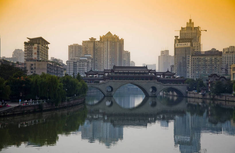 横图,彩色,室外,白天,旅游,城市风光,标志建筑,地标,建筑,中国,亚洲,河岸,建筑群,桥,古典,建设,石桥,现代建筑,树木,摄影,四川省,东亚,成都,中华人民共和国,河,江,旅行,高楼,居住区,bj174