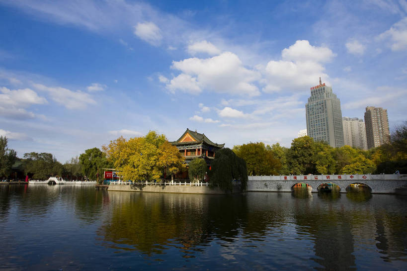横图,彩色,室外,白天,旅游,度假,美景,城市风光,城市,道路,建筑,街道,路,公路,中国,亚洲,景观,建筑群,交通,娱乐,现代建筑,享受,休闲,景色,放松,摄影,古代建筑,中国文化,人民公园,东亚,乌鲁木齐,新疆,中华人民共和国,马路,旅行,bj174