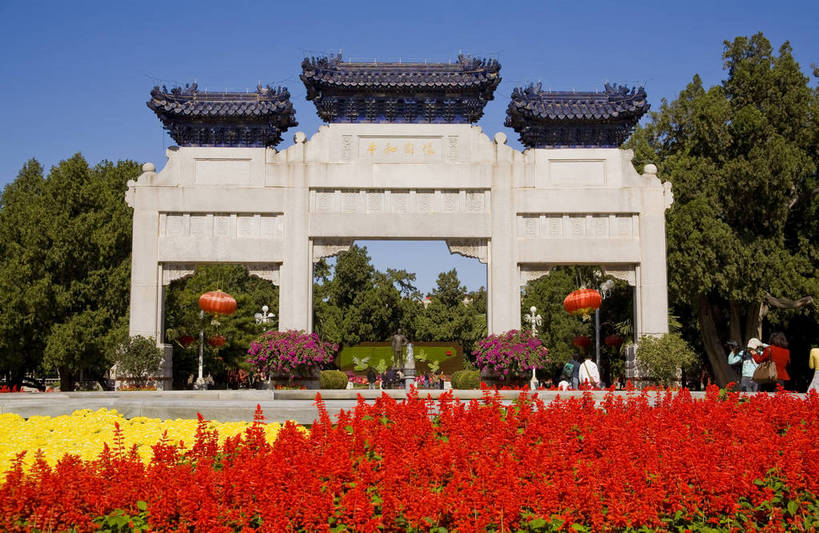 横图,彩色,室外,白天,旅游,度假,名胜古迹,植物,标志建筑,地标,建筑,北京,中国,亚洲,遗迹,鲜艳,灯笼,花坛,建筑群,牌坊,古典,古迹,文物,娱乐,建设,古建筑,花卉,享受,休闲,旅游胜地,菊花,放松,摄影,菊,中国文化,古文明,东亚,中华人民共和国,中山公园,传统文化,bj174