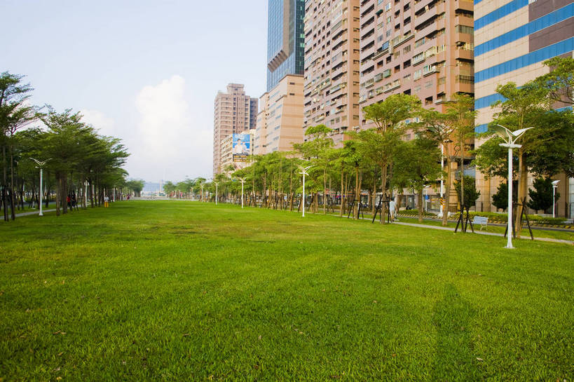 横图,彩色,室外,白天,旅游,度假,草坪,名胜古迹,城市风光,标志建筑,地标,建筑,台湾,中国,亚洲,遗迹,古迹,文物,娱乐,建设,古建筑,现代建筑,蓝天,绿地,享受,休闲,旅游胜地,放松,摄影,城市广场,古文明,东亚,高雄市,中华人民共和国,旅行,bj174