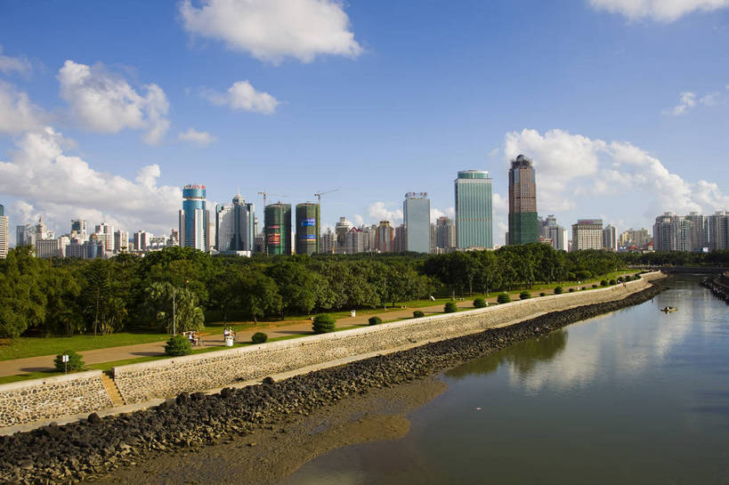 横图,彩色,室外,白天,旅游,树林,城市风光,建筑,中国,亚洲,景观,建筑群,现代建筑,海南,天空,绿化带,旅游胜地,商务楼,摄影,东亚,中华人民共和国,海口,河,旅行,国贸,bj174